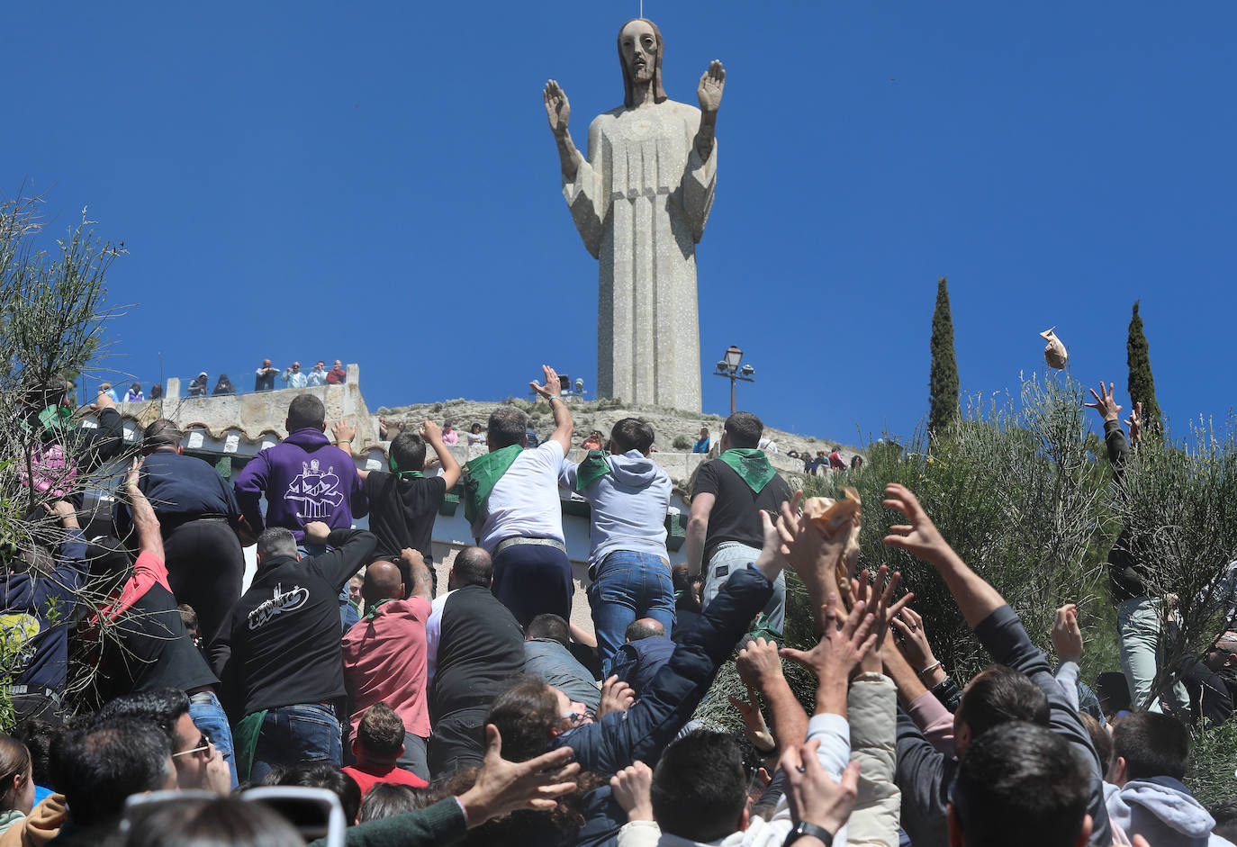 La pedrea de Cristo aúna tradición y el arte de coger bolsas