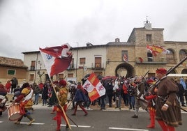 Desfile de tropass en ediciones anteriores del Mercado Comunero de Torrelobatón