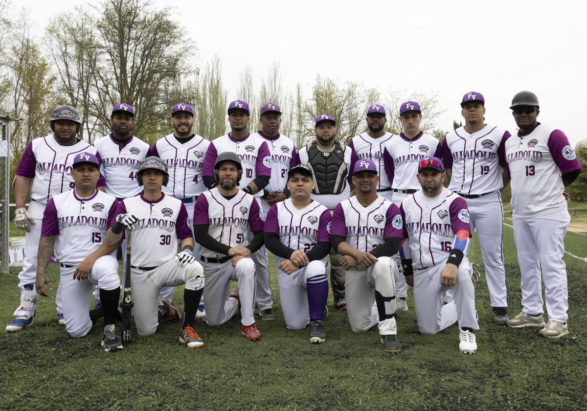 De arriba a abajo y de izquierda a derecha, José Meléndez, Yerfran Pantoja, Smerlin Beltre, Ronald Rivas, Carlos Porras, Arturo García, Juan L. Taraché, Melvin Pérez, Josafat Garay, Hairo Aquino (entrenador); Louis Martínez, Henry De la Rosa, Isaías Oviedo, Rolando Rodríguez, Javi Pérez, y Edwin De los Santos.