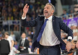 El técnico del Zunder Palencia, Luis Guil, muy enfadado durante el partido ante el Granada.