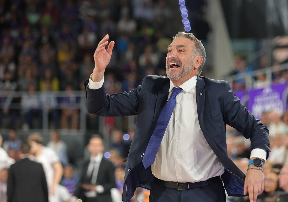 El técnico del Zunder Palencia, Luis Guil, muy enfadado durante el partido ante el Granada.