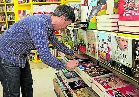 Juan Carlos Maté bucea entre ejemplares en la Librería Amarilla del Parque del Salón.