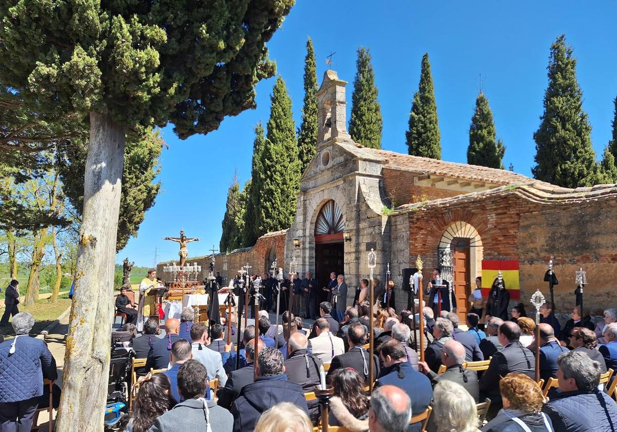 Misa de difuntos con el Cristo de la Pasión frente al cementerio.