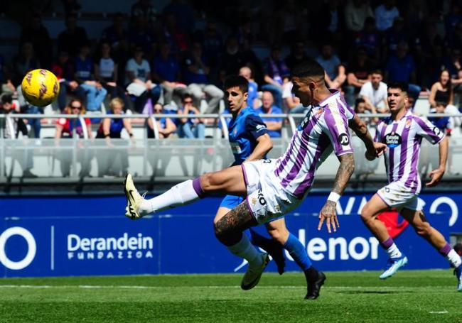 Marcos André remata a gol ante el Amorebieta el pasado sábado.