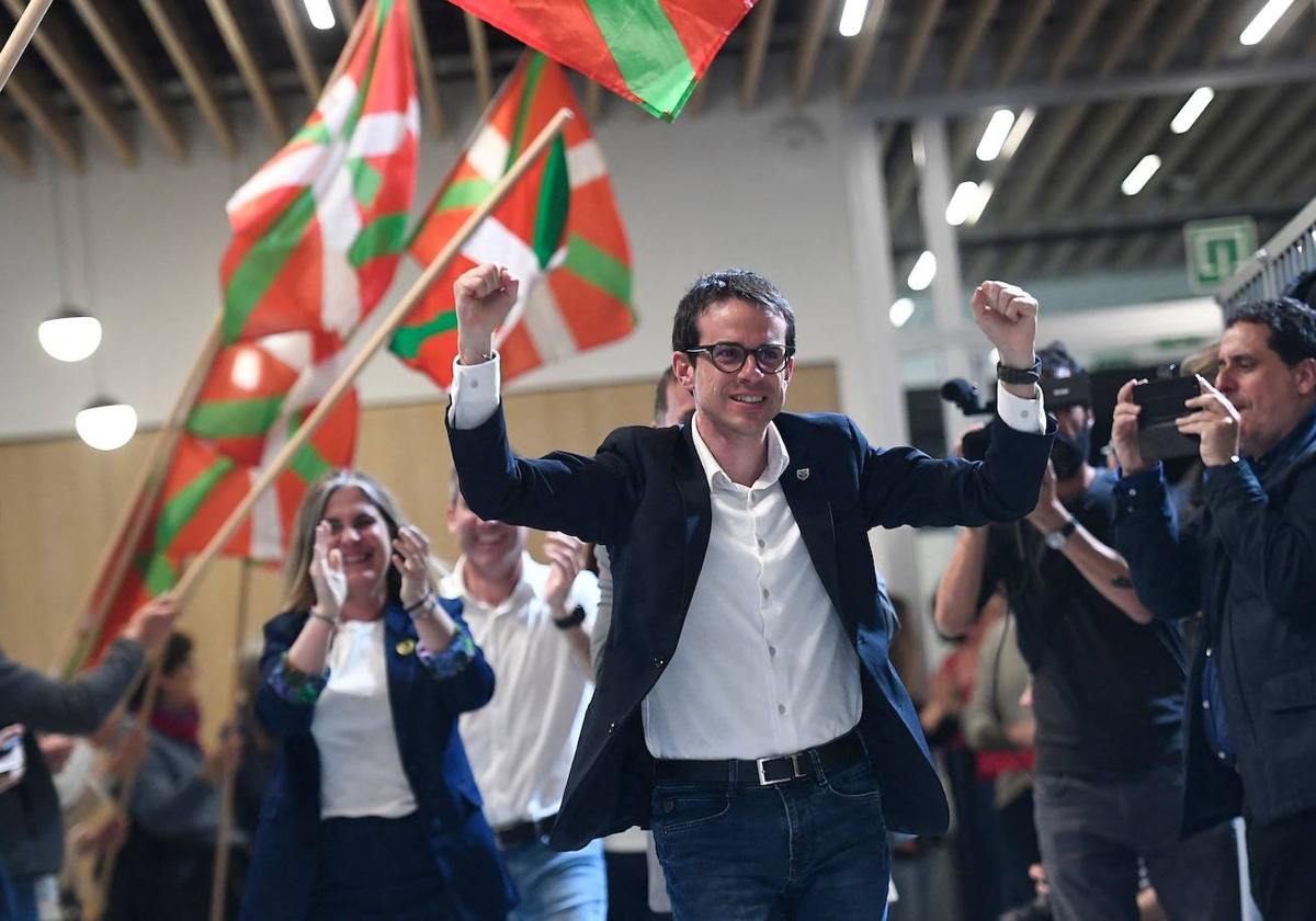 El candidato de EH Bildu a las elecciones en el País Vasco, Pello Otxandiano, celebra este domingo su noche electoral con afiliados y simpatizantes.