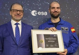 Pablo Álvarez recibe su diploma y los distintivos tras la graduación.