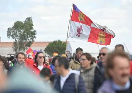 Una persona ondea la bandera de Castilla y León en Villalar de los Comuneros el año pasado.