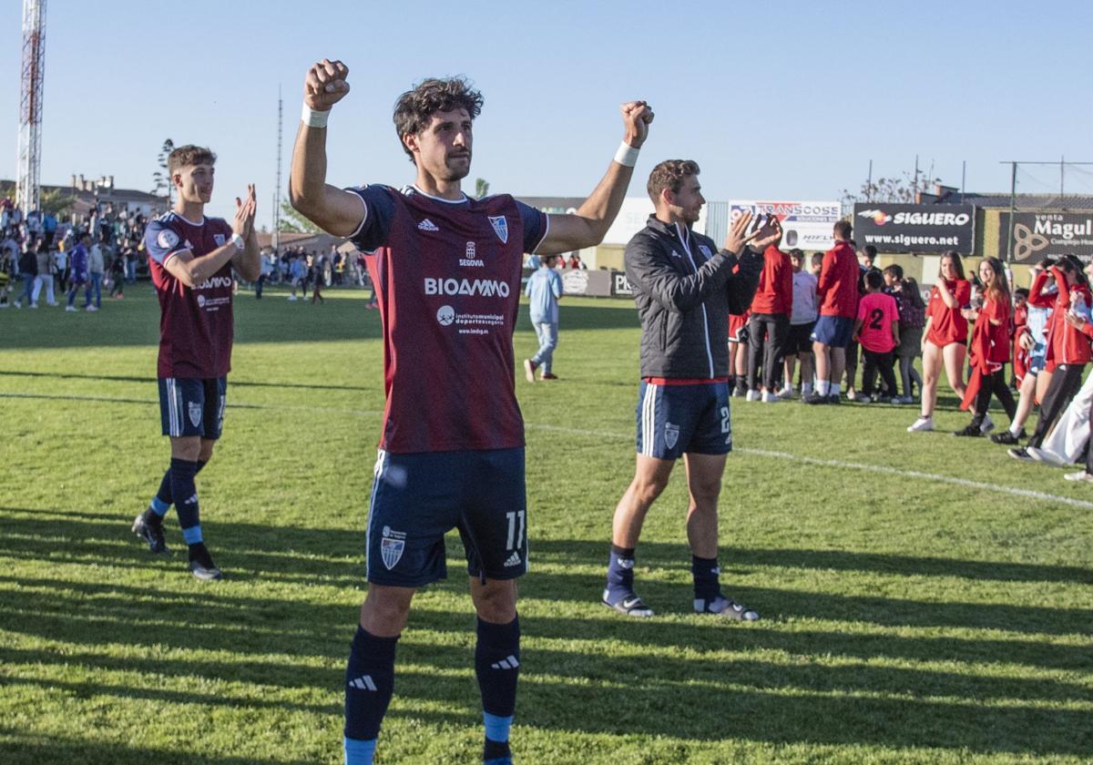 Astray celebra con la afición tras el partido de este domingo.