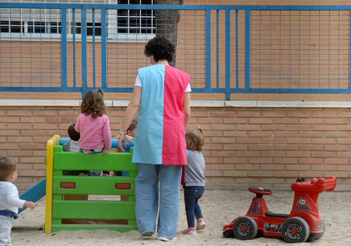 Una profesora con alumnos de una escuela infantil, en una imagen de archivo.