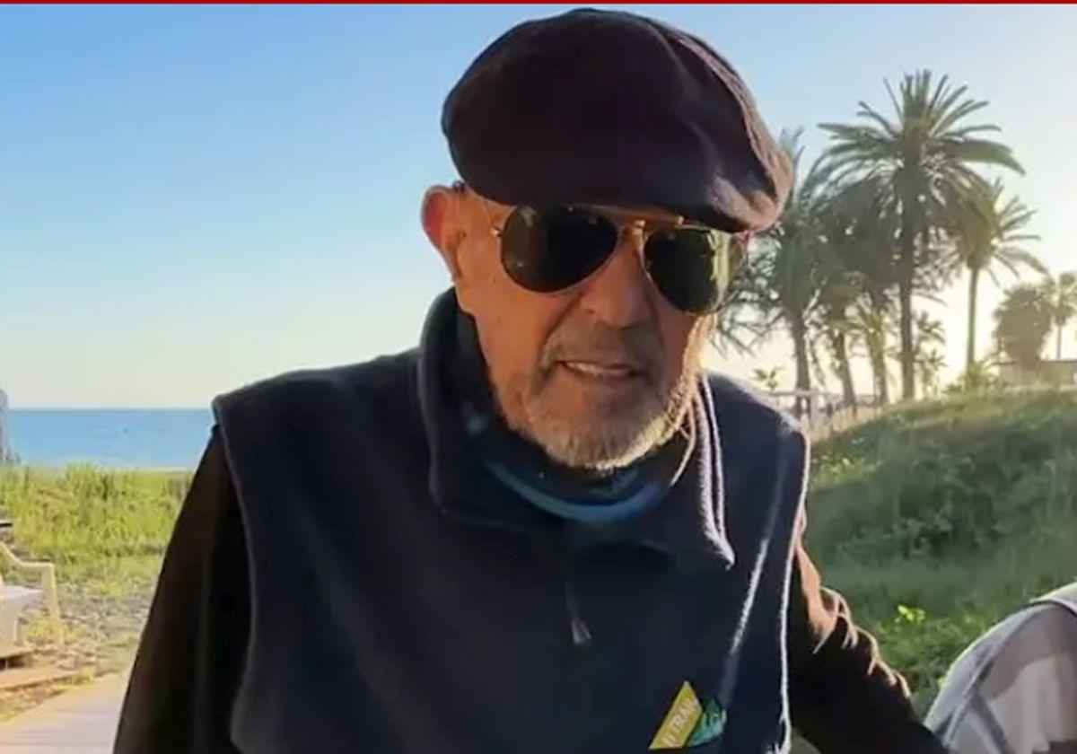 Julián Muñoz, de paseo con su nieta por Marbella.