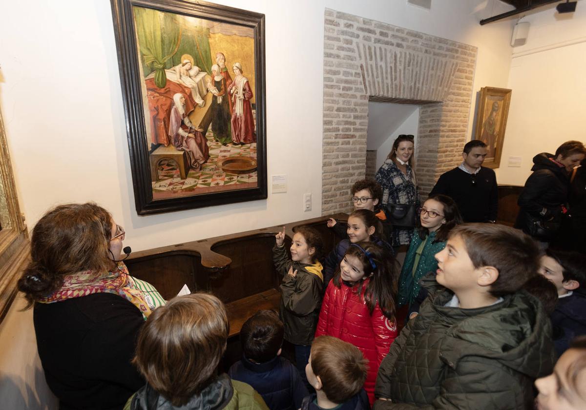 Los niños atienden a la explicación de 'Nacimiento de la Virgen' de Pedro Berruguete, este lunes en el Museo Diocesano.