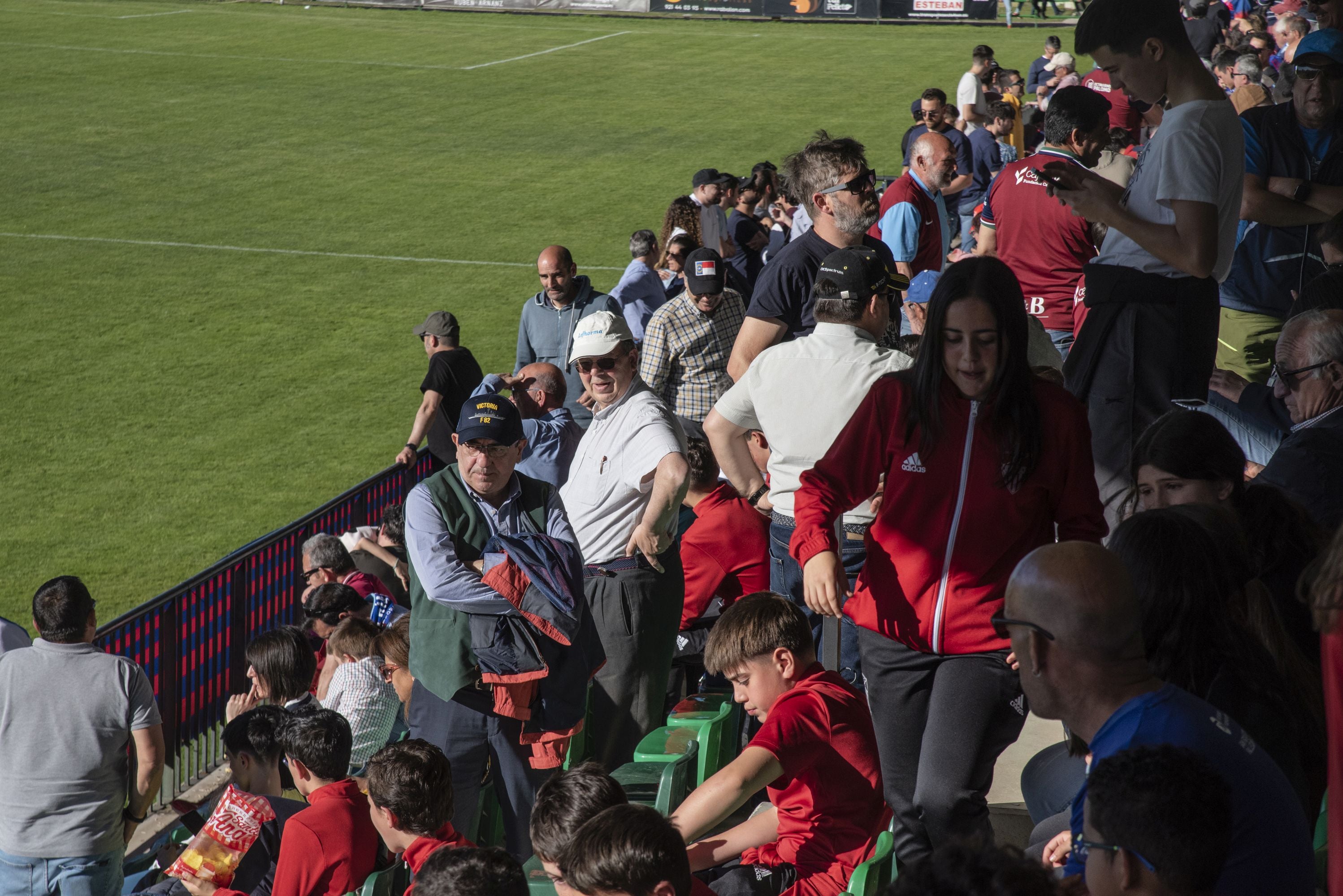 Búscate en las gradas de La Albuera