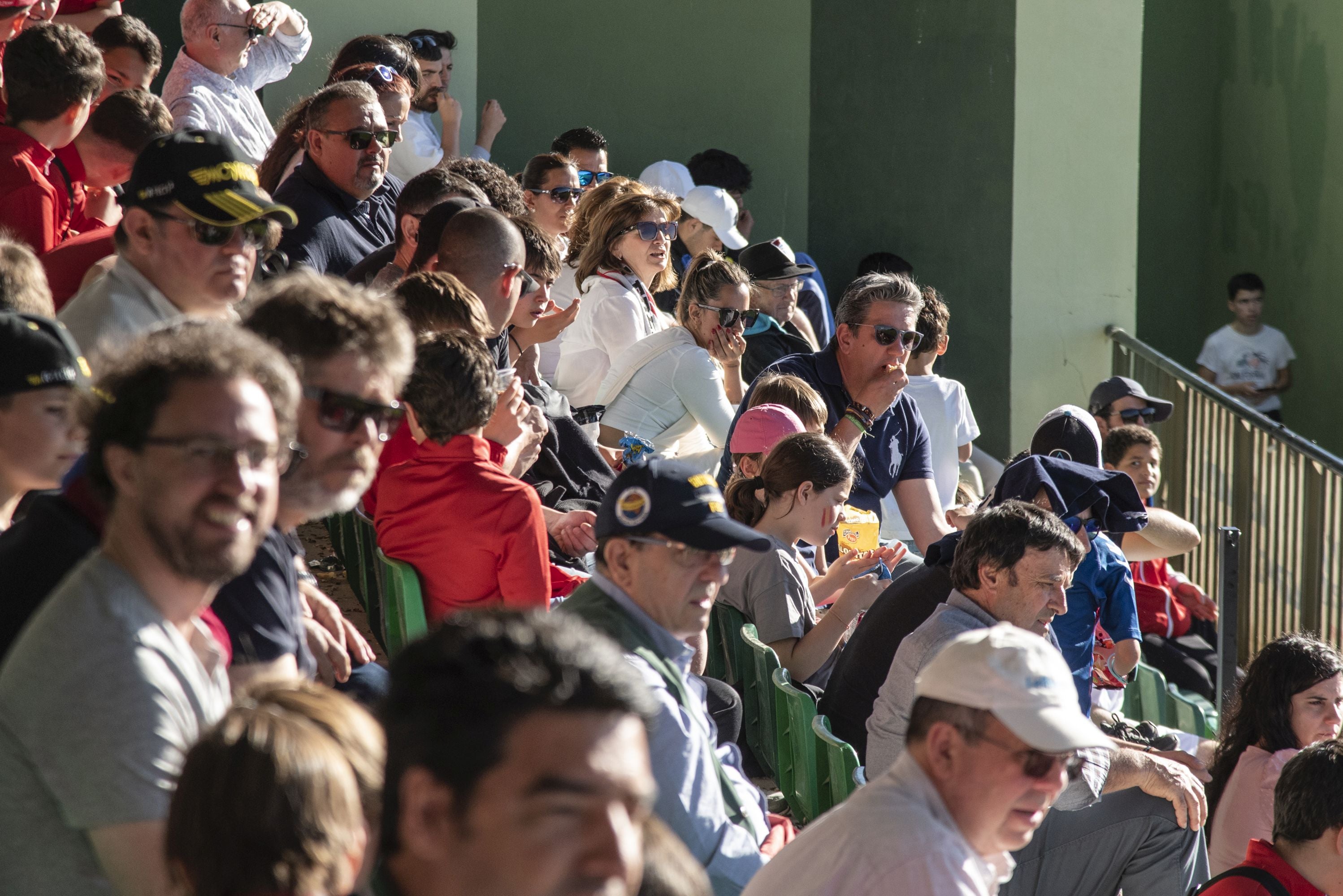 Búscate en las gradas de La Albuera