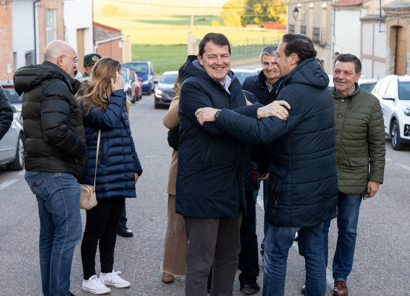 Alfonso Fernández Mañueco se saluda con Conrado Iscar.