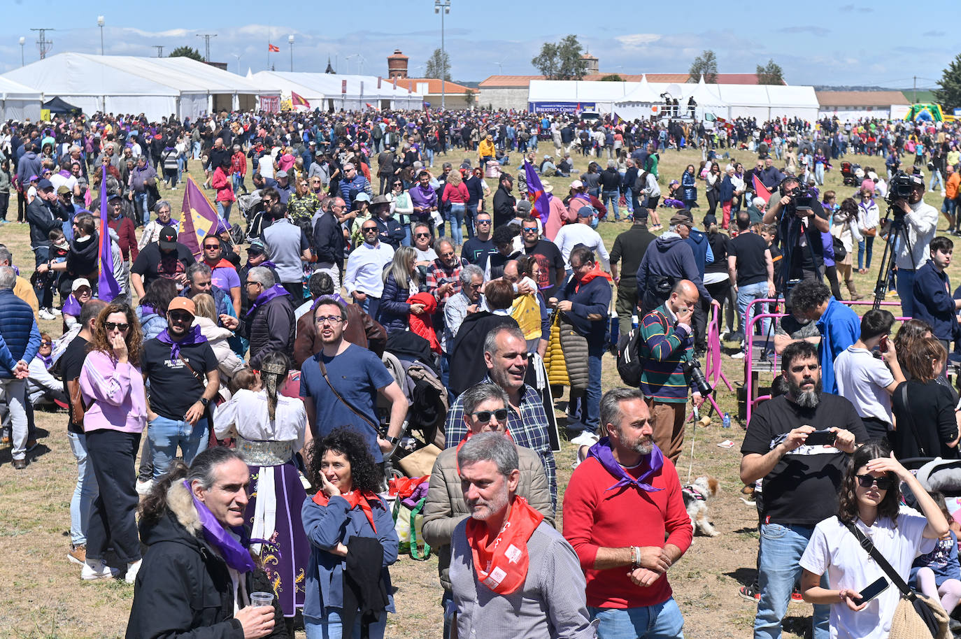 Miles de personas disfrutan en Villalar del Día de Castilla y León