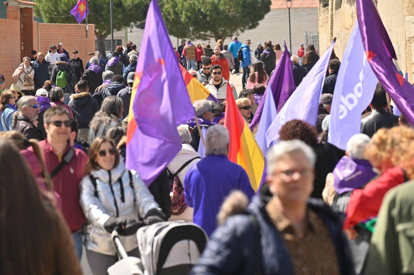 Miles de personas disfrutan en Villalar del Día de Castilla y León