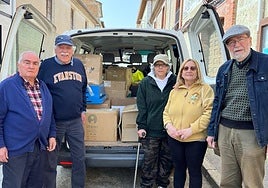Los voluntarios, con el material recogido.