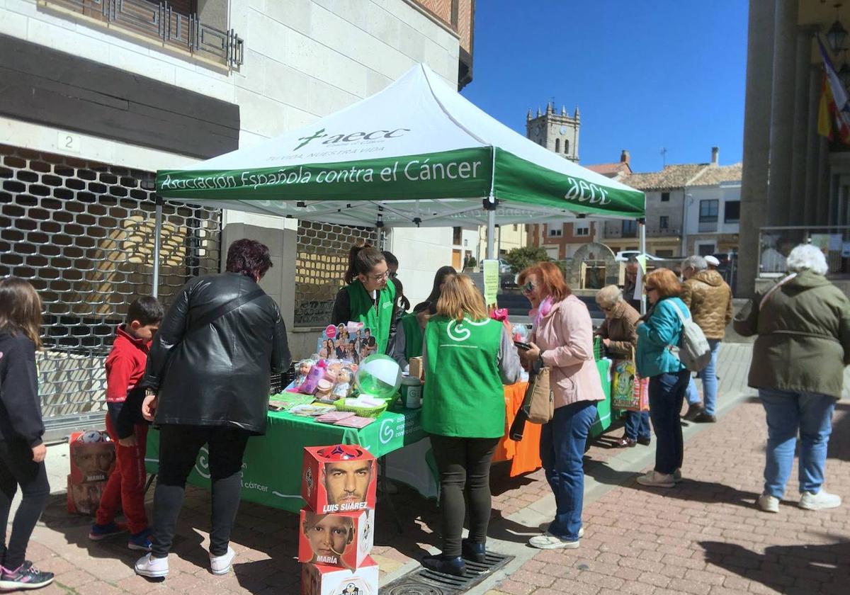 Mercado de libros solidarios, este martes en Baltanás.