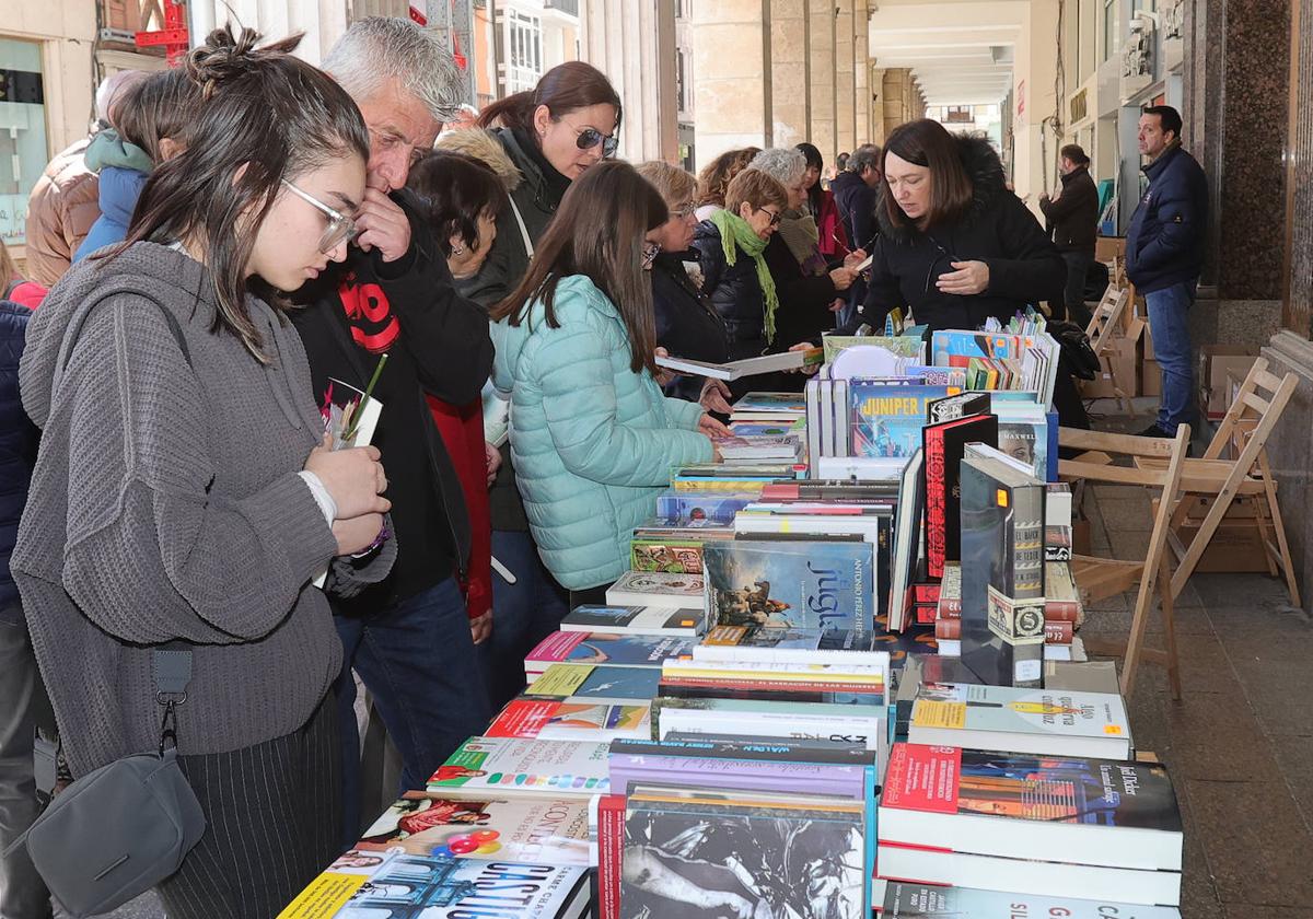 Puestos de libros en la Bocaplaza, este martes.