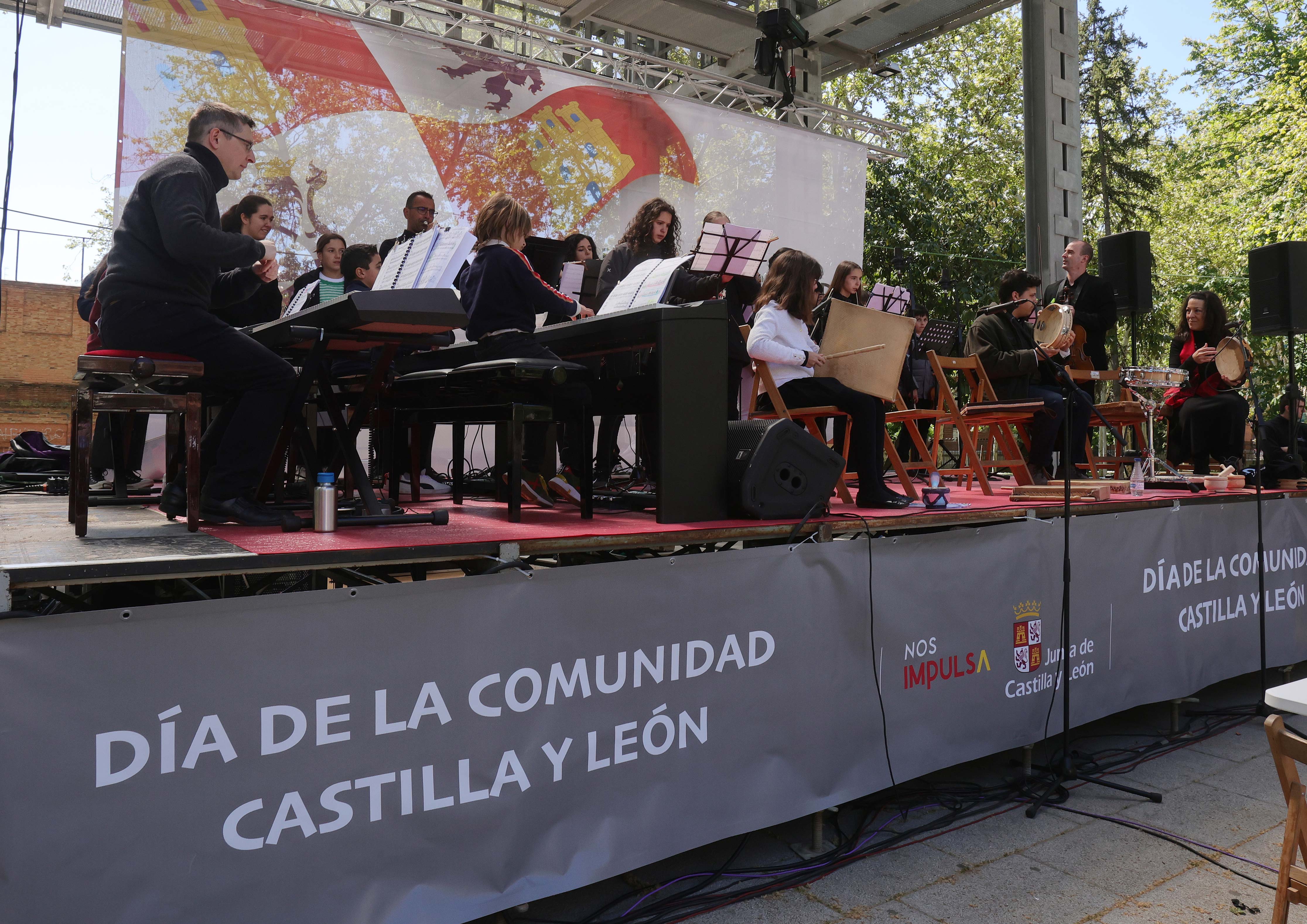 Bailes y casetas por el Día de la Comunidad en Palencia