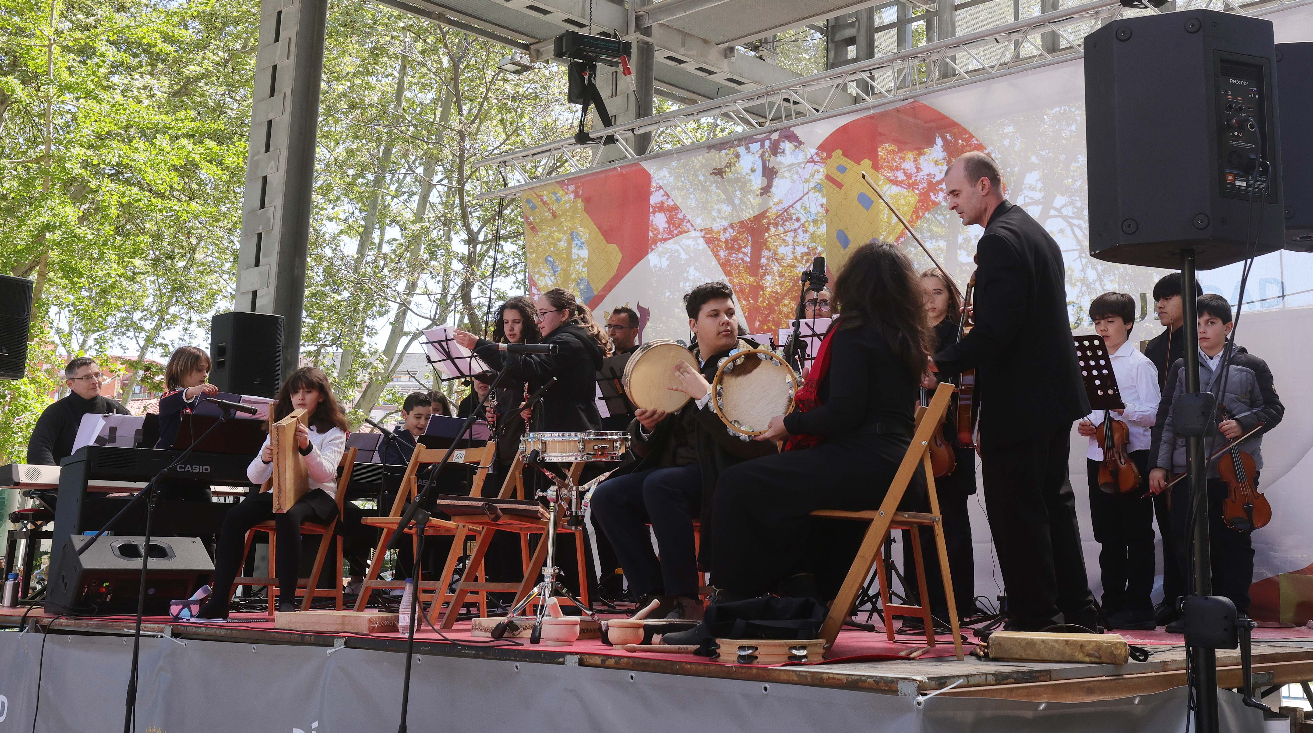 Bailes y casetas por el Día de la Comunidad en Palencia