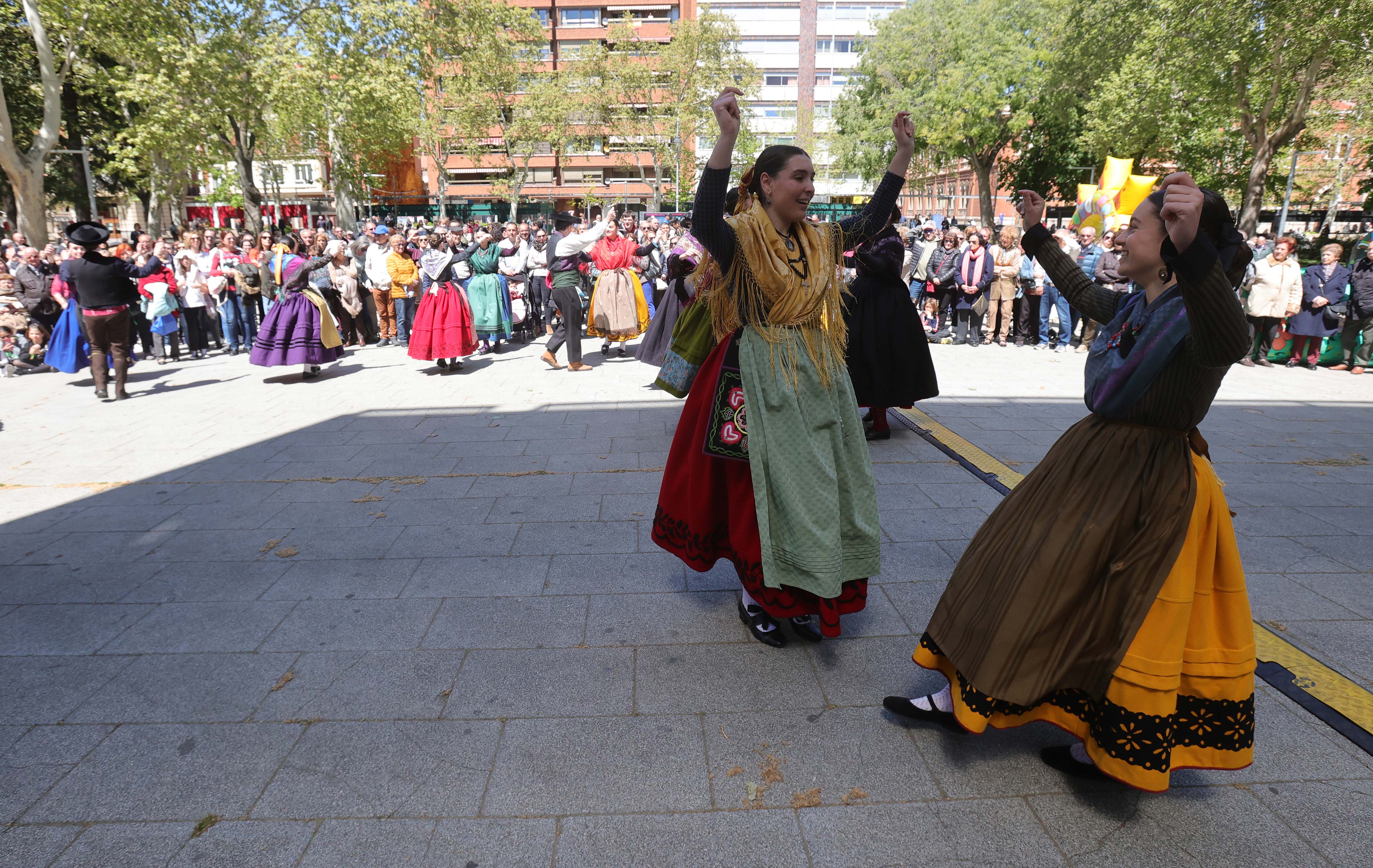 Bailes y casetas por el Día de la Comunidad en Palencia