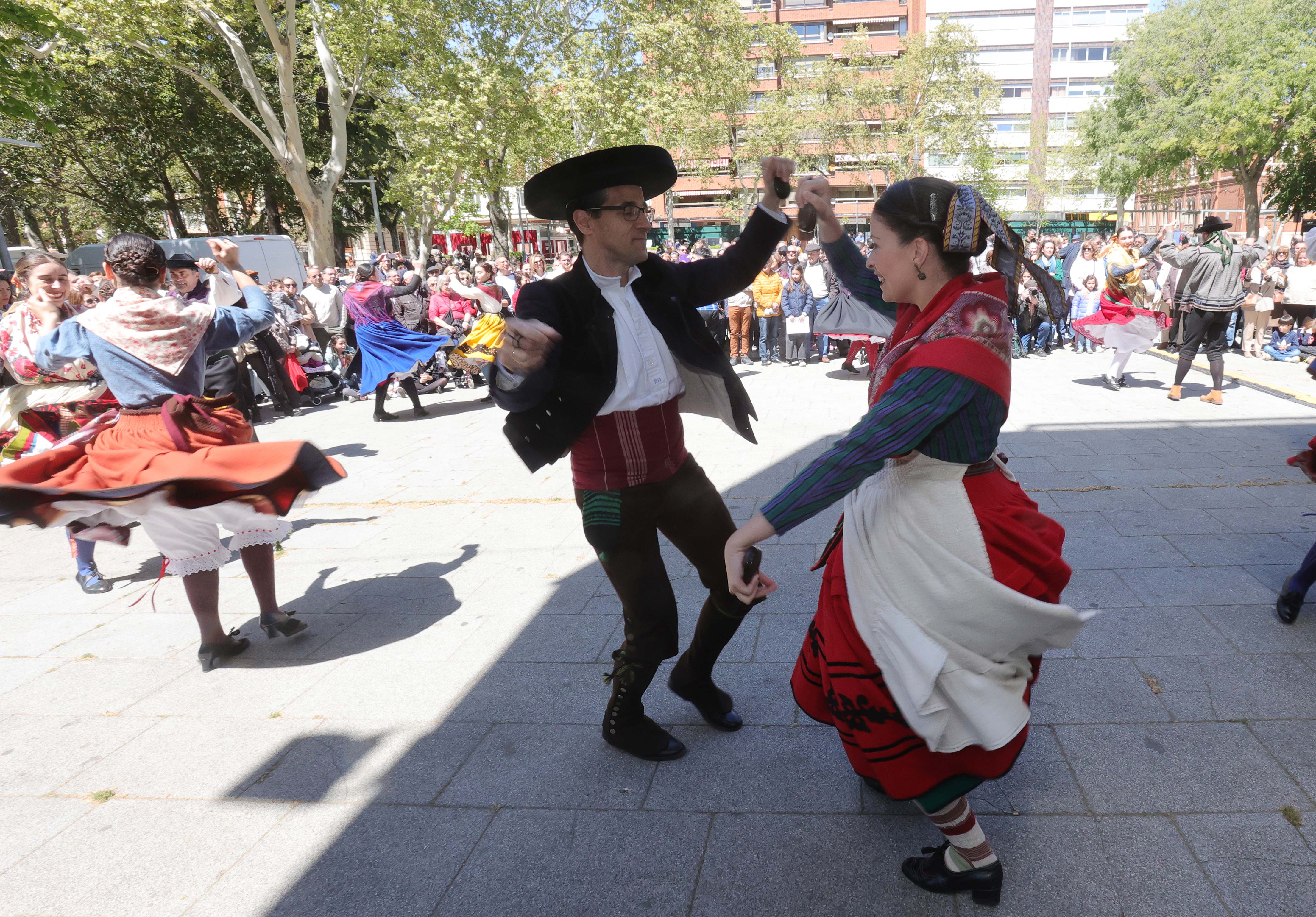 Bailes y casetas por el Día de la Comunidad en Palencia