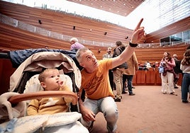 Daniel Ulloa, con su hijo, en el hemiciclo de las Cortes de Castilla y León.