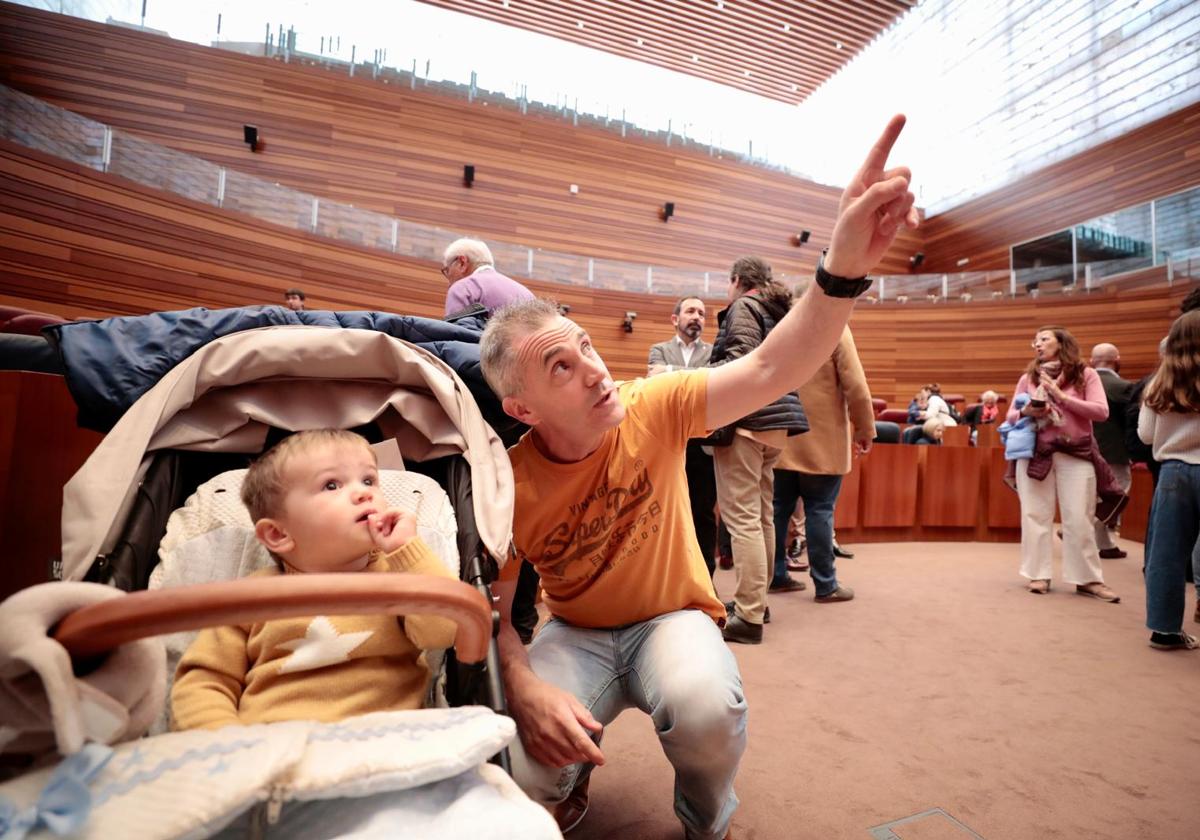 Daniel Ulloa, con su hijo, en el hemiciclo de las Cortes de Castilla y León.