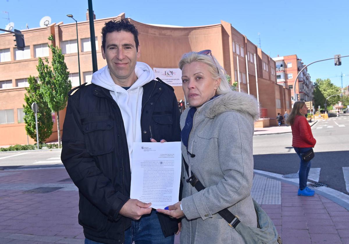 David Gómez y Paula Martínez, padres de Sarah, con una de las respuestas de Educación.