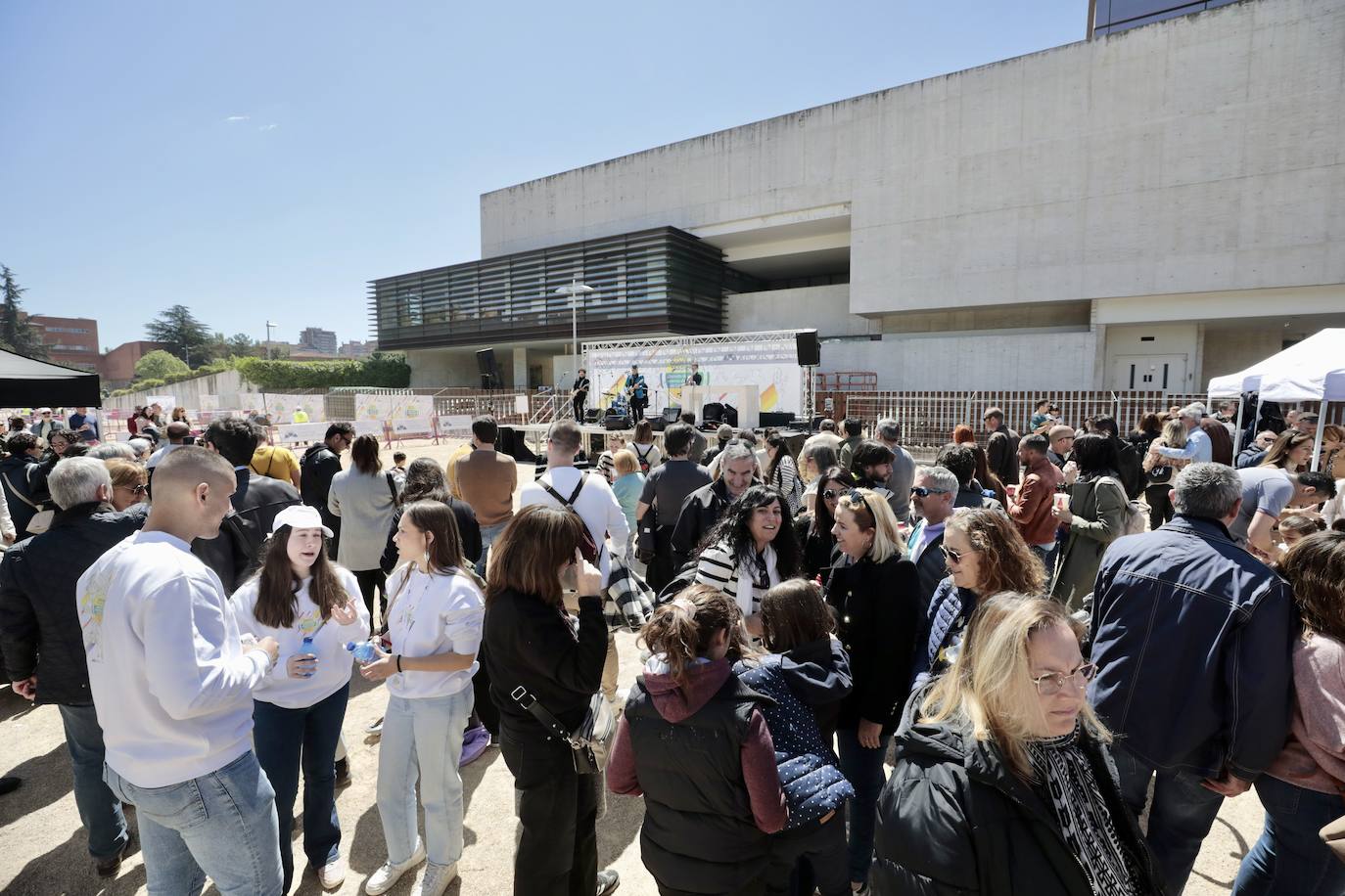 Las Cortes de Castilla y León celebran una jornada de puertas abiertas