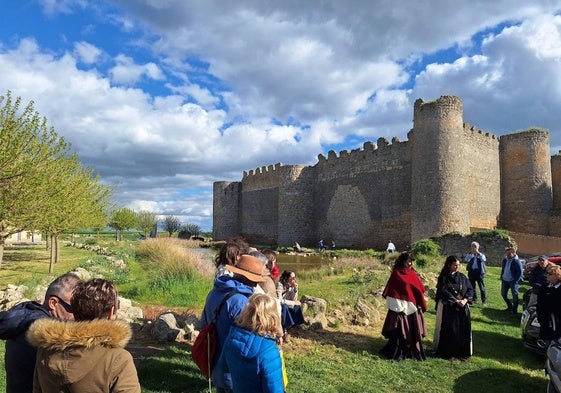 Las dos actrices, con el castillo de Urueña como fondo.