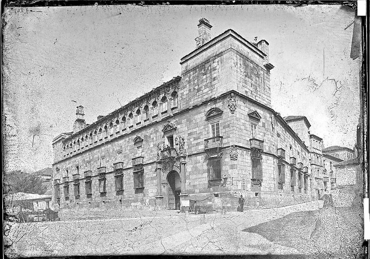 Fotografía antigua de la Casa de los Guzmanes, en León.