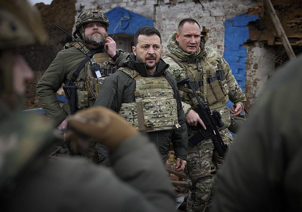 Zelenski visita a sus tropas.