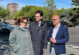 Charo Chávez, Pedro Herrero y Luis Vélez charlan frente al puente de Poniente, sin tráfico a las 10:30 horas de este miércoles.