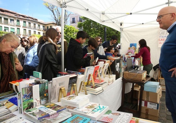 Numeroso público consulta los títulos en una de las librerías.