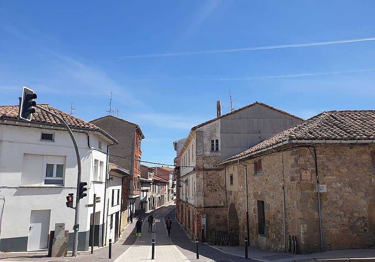 Acceso al casco histórico de Aguilar.