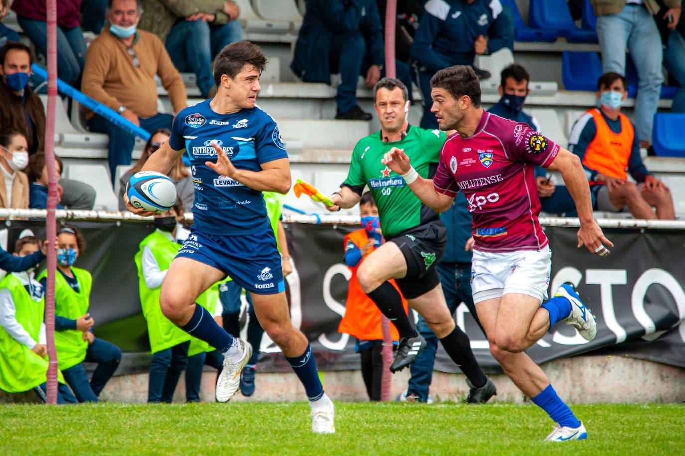 Alejandro Alonso deja atrás a un rival del Cisneros.