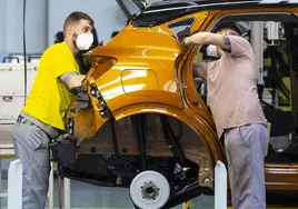 Dos trabajadores en la línea de montaje del Renault Captur en Valladolid en una imagen de archivo.