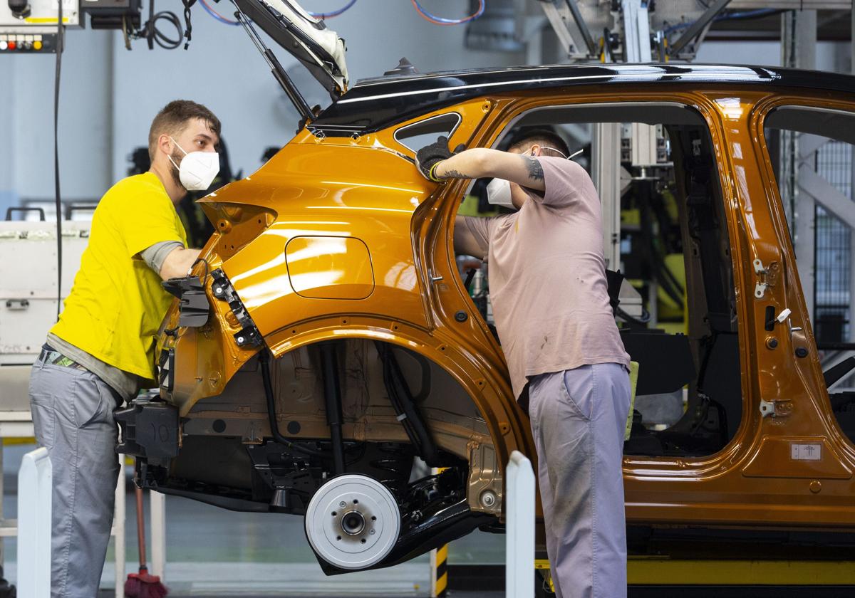 Dos trabajadores en la línea de montaje del Renault Captur en Valladolid en una imagen de archivo.