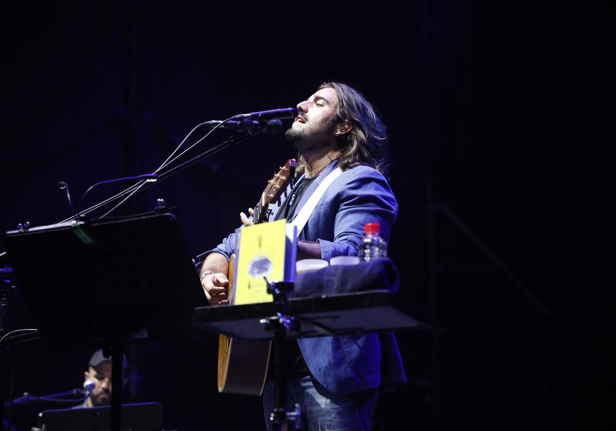 Andrés Suárez durante un concierto.