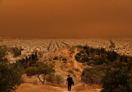 Impresionantes imágenes de la ciudad de Atenas cubierta de polvo del Sáhara