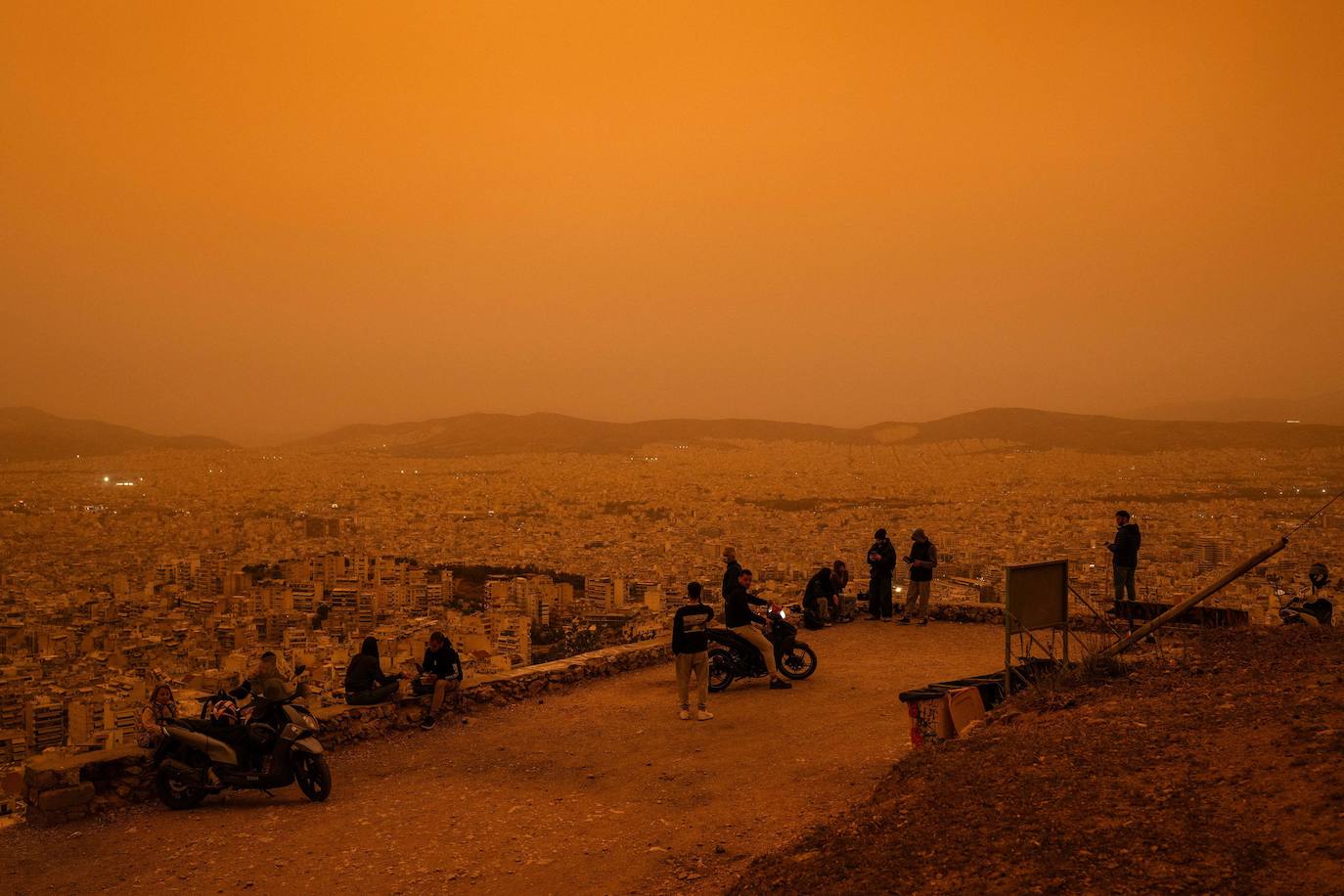 Impresionantes imágenes de la ciudad de Atenas cubierta de polvo del Sáhara