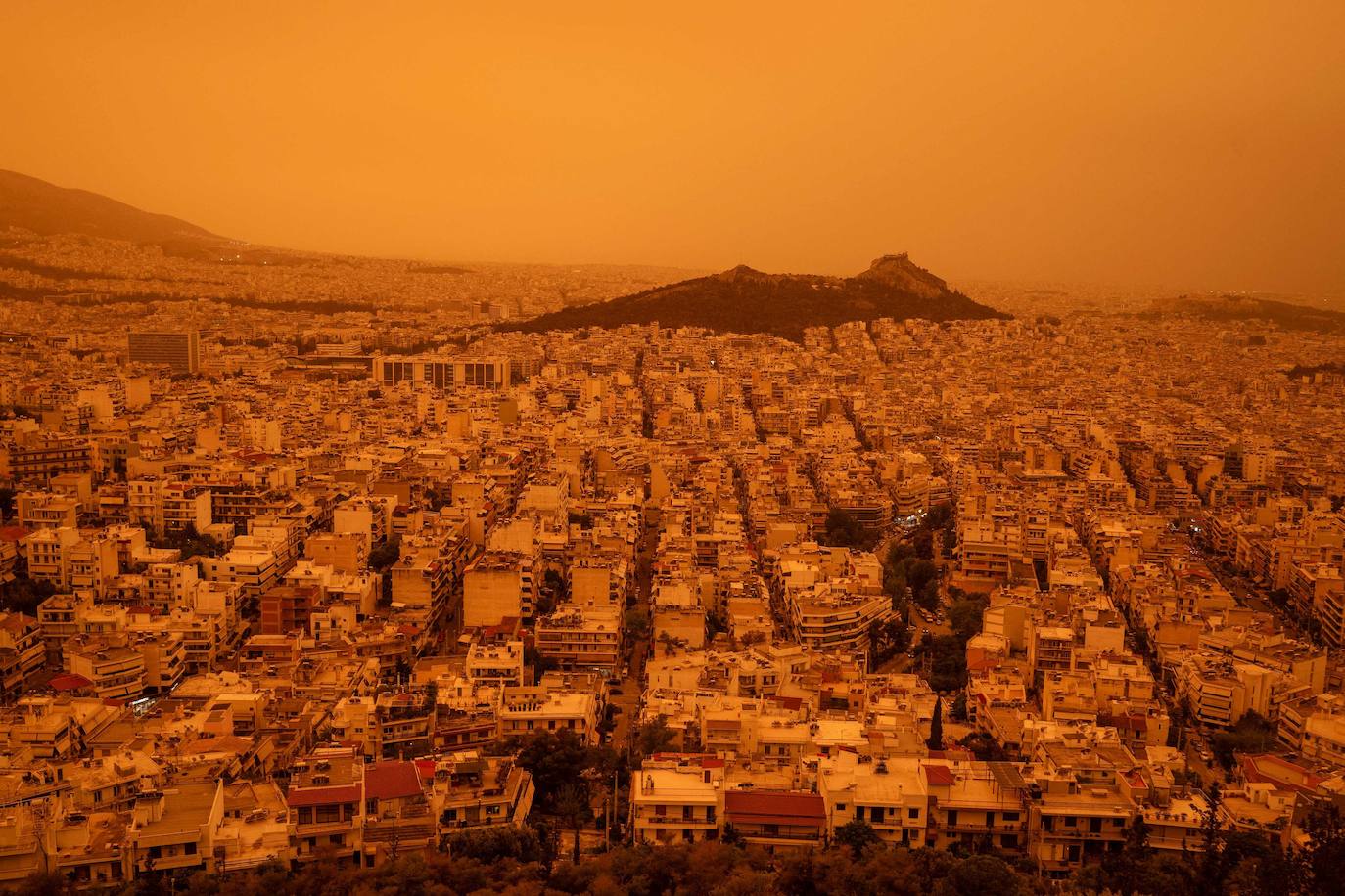 Impresionantes imágenes de la ciudad de Atenas cubierta de polvo del Sáhara