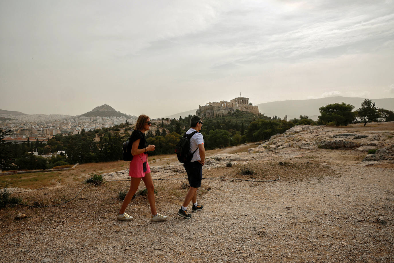 Impresionantes imágenes de la ciudad de Atenas cubierta de polvo del Sáhara