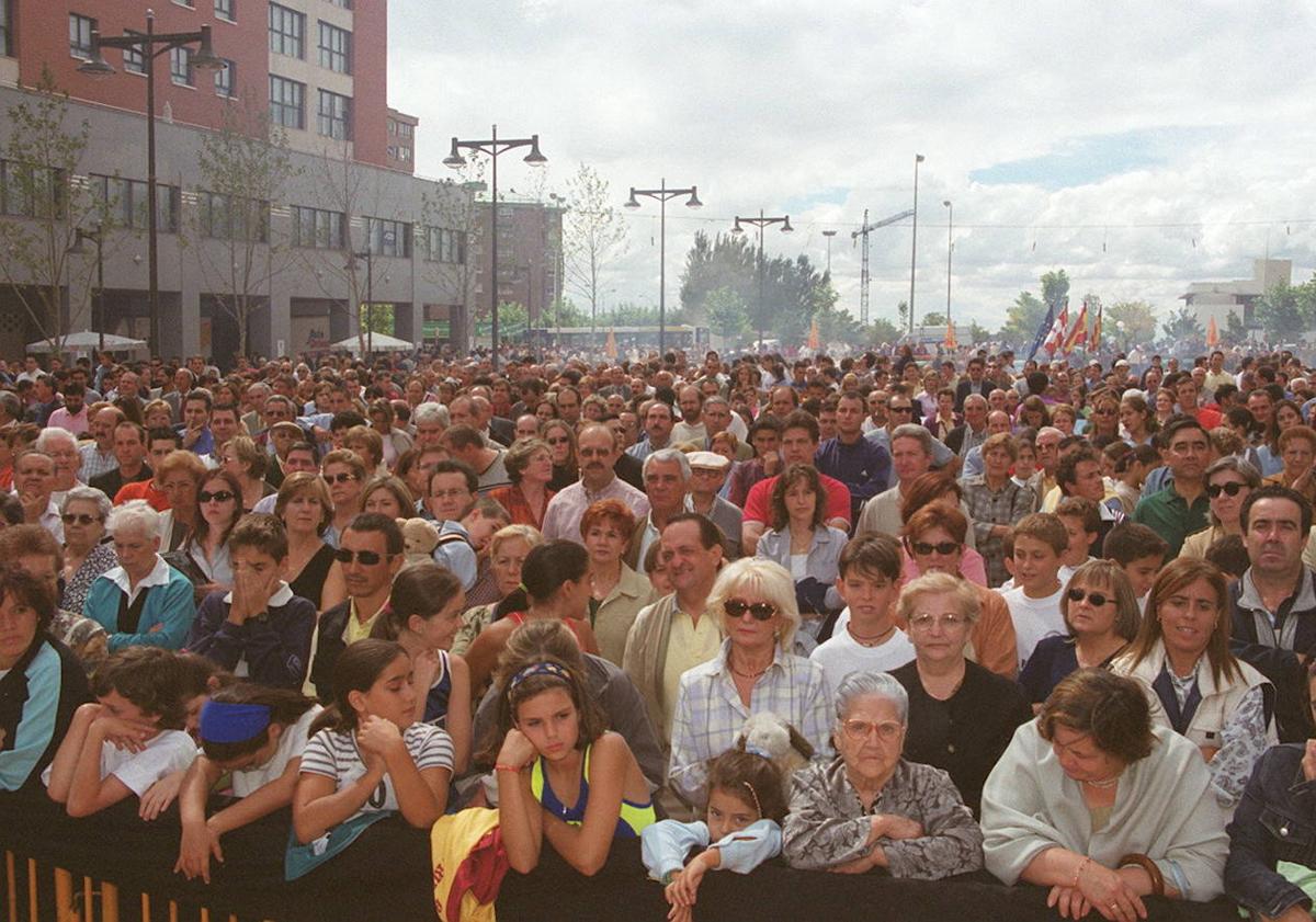 Imagen principal - Tres momentos de la fiesta de inauguración de la plaza Marcos Fernández de Parquesol.