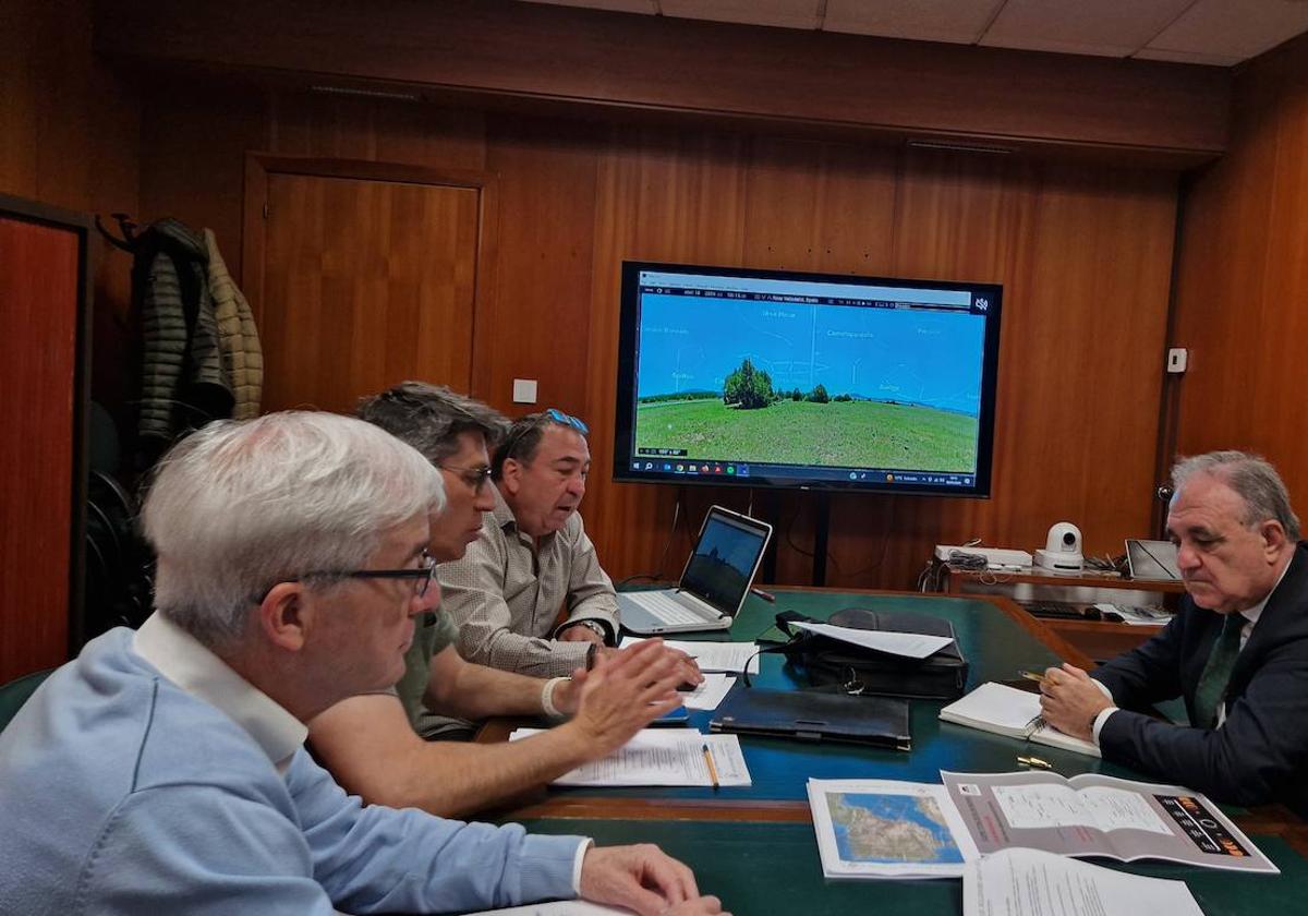 El delegado de la Junta conversa con los representantes de la agrupación astronómica.