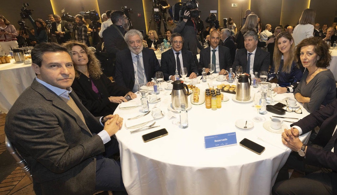 Raúl de la Hoz, portavoz del PP en las Cortes de CyL; Susana Hernández y Miguel Ángel Rodríguez, Gabinete de Ayuso; Manuel Salgado, director de Nuevos Negocios de El Norte de Castilla; Noé Martín, Collosa; José Manuel Candela, Banco Sabadell; Raquel Alonso, delegada territorial de la Junta, y Mercedes Cantalapiedra, senadora del PP.