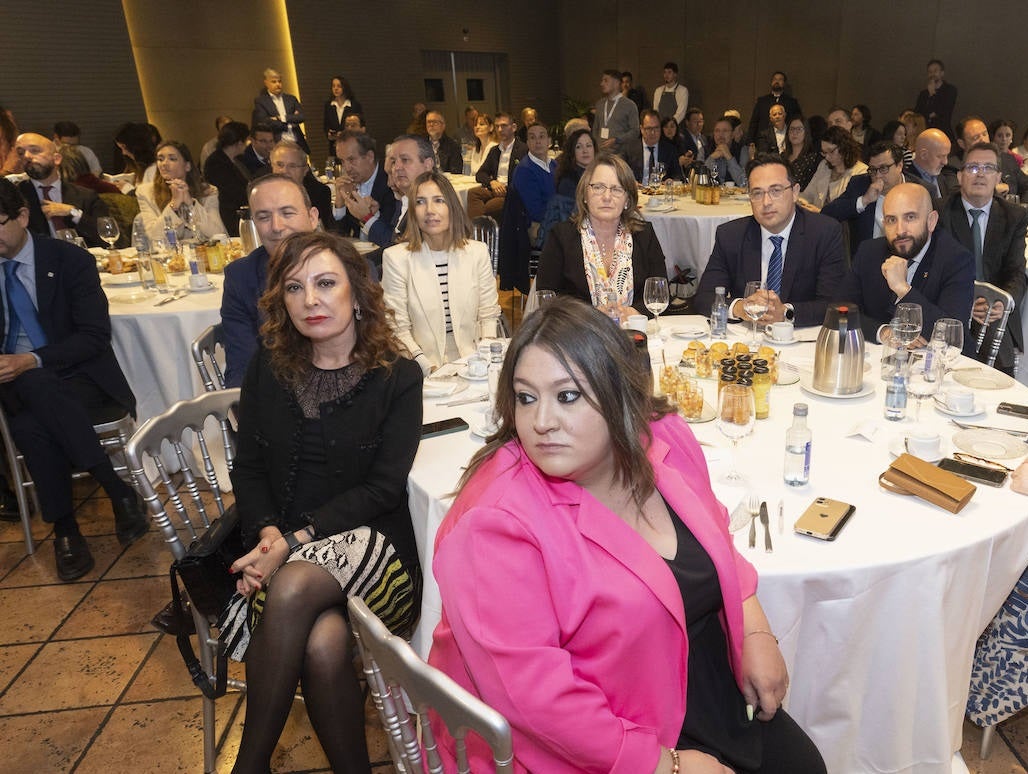 Ana Sánchez Manzana, concejala de Cultura del Ayuntamiento de Arroyo; Cristina Santos, directora general Banco Sabadell Castilla y León; Víctor Alonso, vicepresidente de la Diputación de Valladolid; Marta Mateo, jefa de Eventos de El Norte de Castilla; Ángela Retamero, concejal de Hacienda y Contratación del Ayuntamiento de Arroyo; Alonso González, concejal de Presidencia y Seguridad del Ayuntamiento de Arroyo; y José Luis Nicolás, concejal de Economía y RRHH del Ayuntamiento de Arroyo.