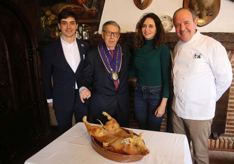 Tres generaciones del Mesón de Cándido, en Segovia, este jueves con Isabel Díaz Ayuso antes de partir el cochinillo.